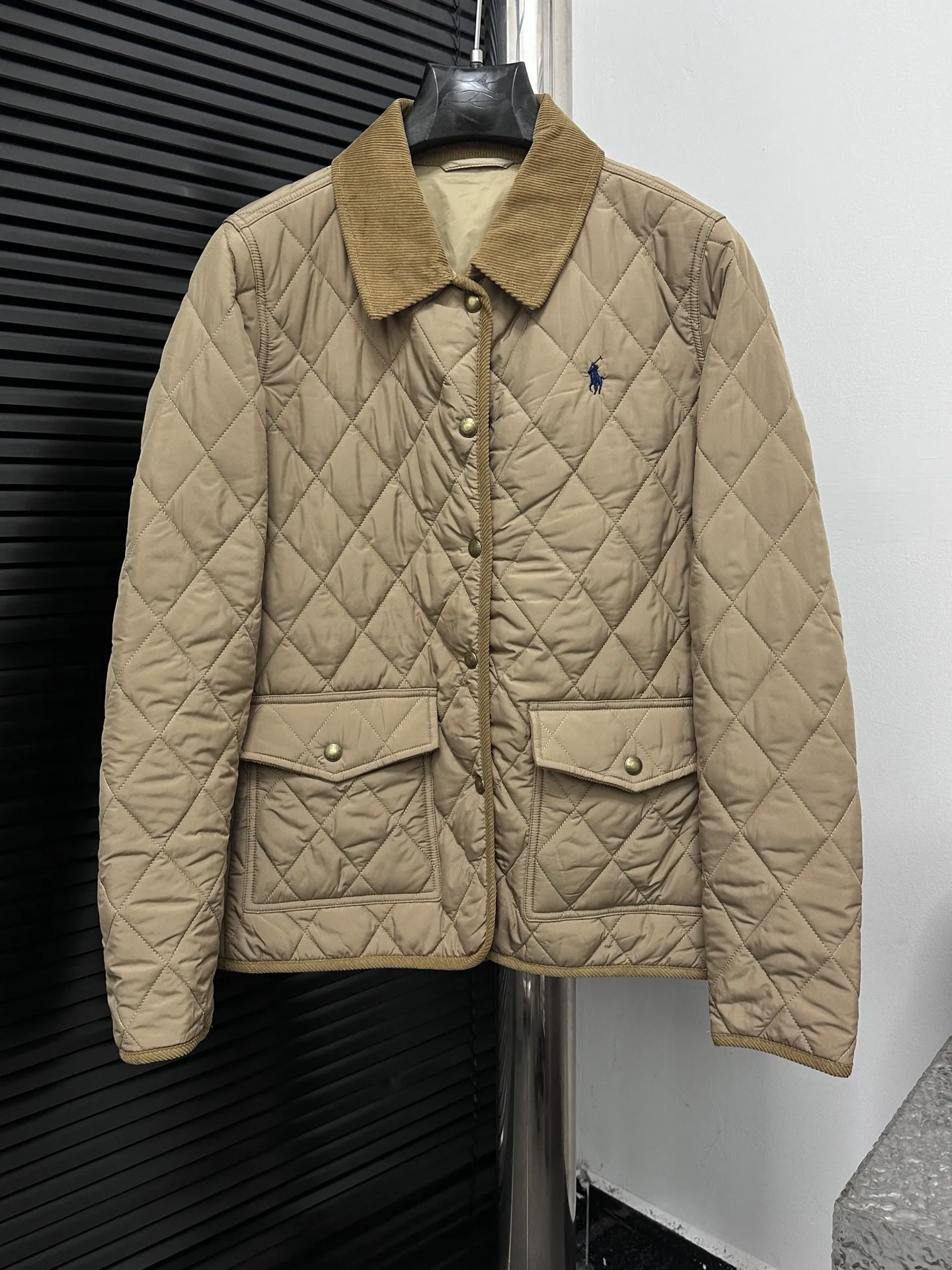 ￼ P530 【Ralph Lauren】Ralph Lauren cotton-padded jacket. The face is filled with imitation down cotton. Three-in-one rhombus quilted embroidery. Soft and comfortable. Warm and comfortable. Corduroy strips run through the whole body. No knots or overlaps. Artificial curling. Fine workmanship. Does not look bloated. The upper body is light and not bloated. Soft and comfortable. Highly recommended. Size: S M L